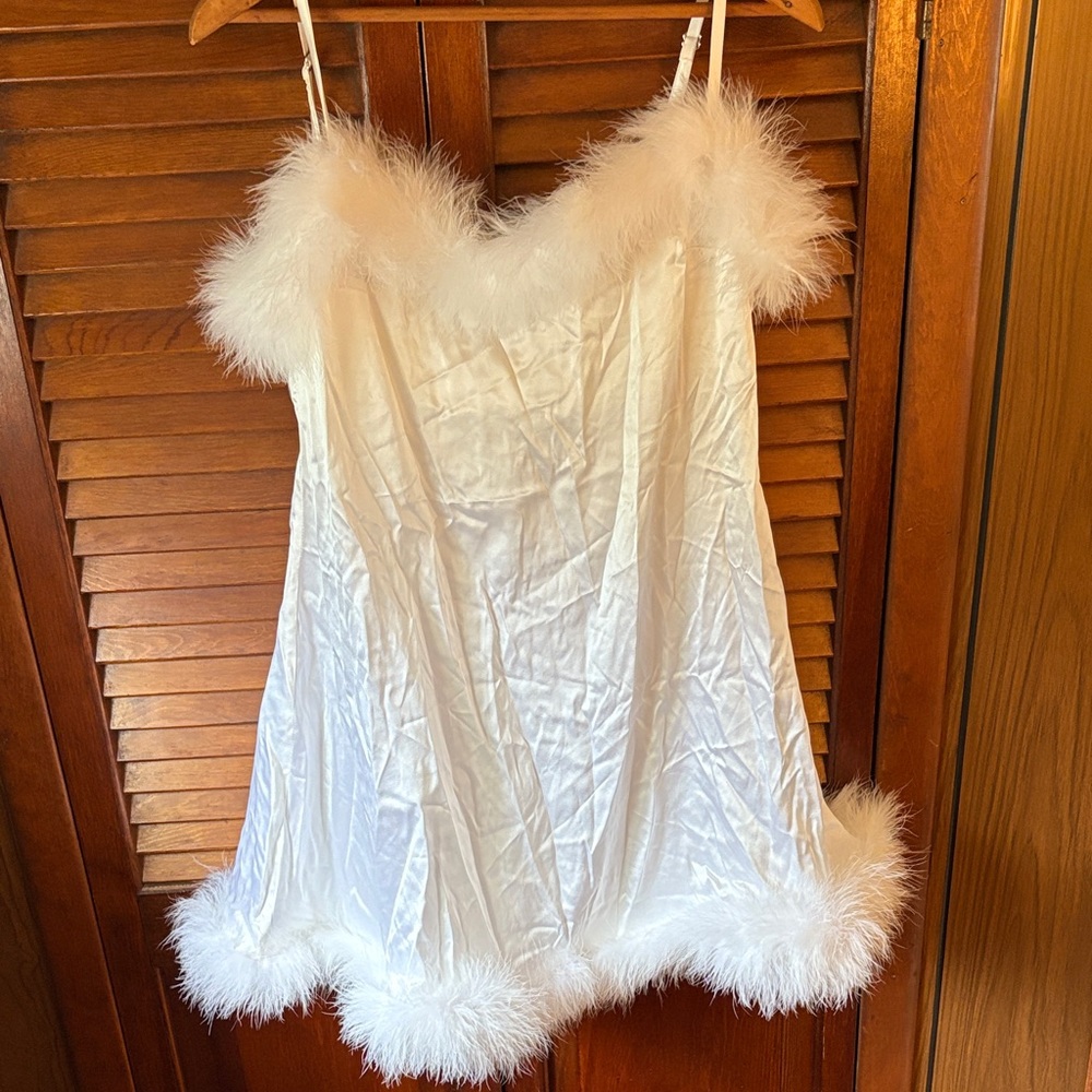 Luxurious White Feather-Trimmed Chemise